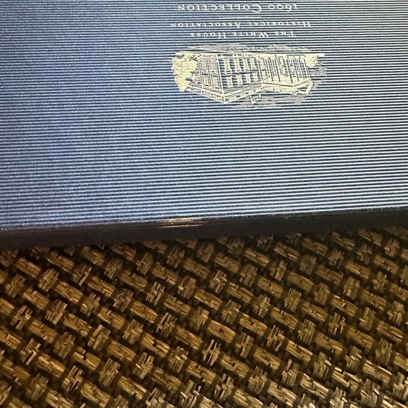 Presidential Signatures Tie - Brand Alynn - Picture 7 of 7